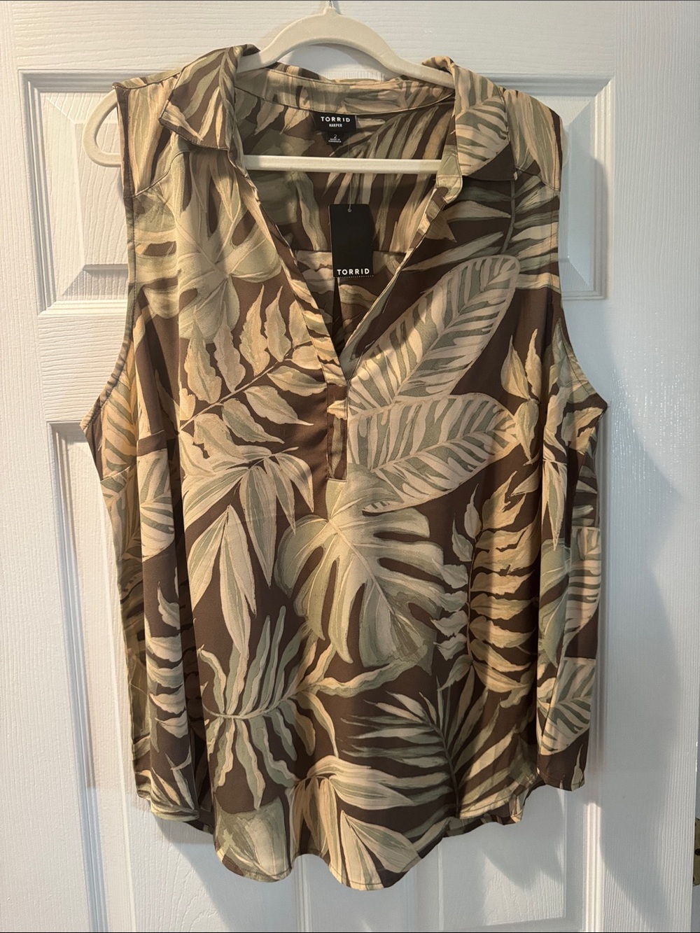 New with tags! torrid Tropical Leaf Sleeveless Blouse - size 2 or 18/20